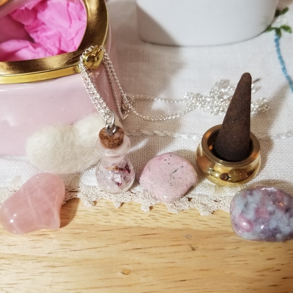 Heart-Shaped Trinket Box with Rose Quartz Heart, Necklace & More - Picture 2 of 4